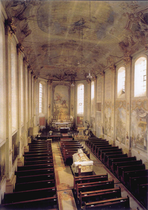  Interieur met wand- en gewelfschilderingen vanaf het zangkoor in 1997