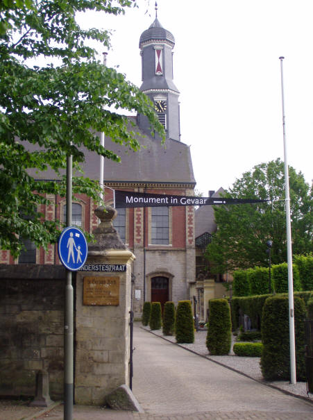 Rouwwimpel 'Monument in gevaar!' op St. Gerlachuskerk (foto: Fons Heijnens)