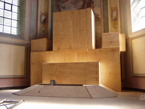 De steigers op het altaar zijn verwijderd, nu nog de beschermende bekisting. (Foto: Fons Heijnens)